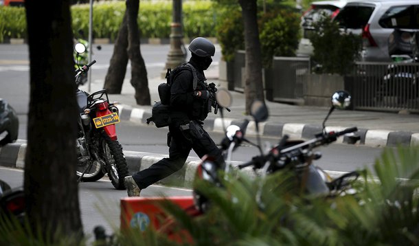 Policial visto em área comercial em Jacarta, após ataque com armas de fogo e bombas. 14/01/2016 REUTERS/Beawiharta