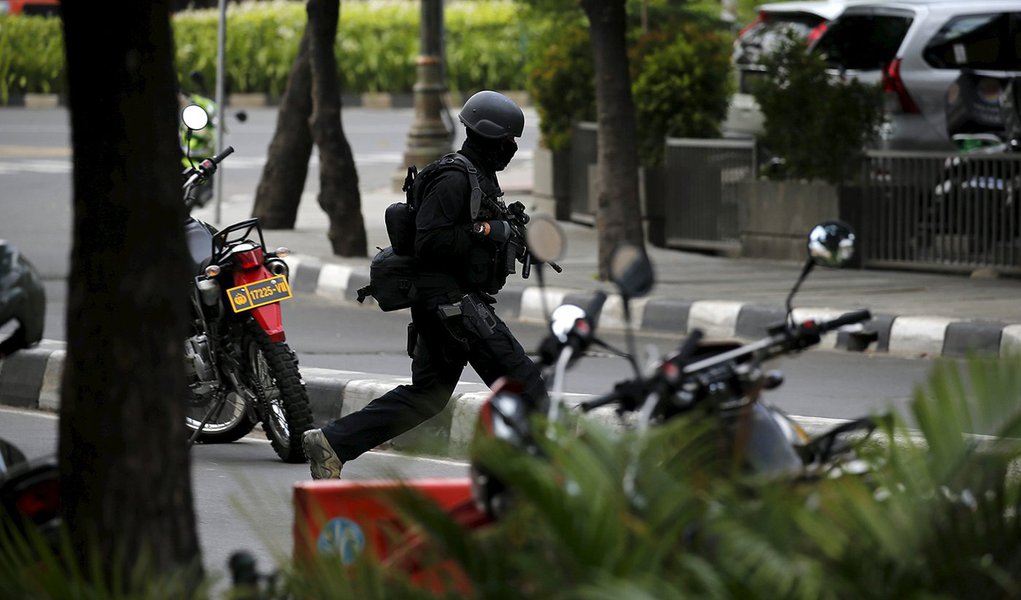 Policial visto em área comercial em Jacarta, após ataque com armas de fogo e bombas. 14/01/2016 REUTERS/Beawiharta