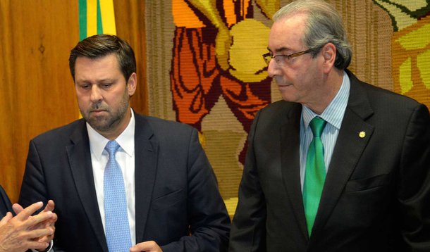 O jurista Miguel Reale Jr. e a filha do procurador aposentado, Hélio Bicudo, Maria Lucia Bicudo entregam ao presidente da Câmara, Eduardo Cunha pedido de impeachment da presidenta Dilma (Wilson Dias/Agência Brasil)