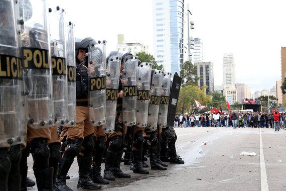 Curitiba- PR- Brasil-29/04/2015- Portesto de professores em greve, por conta da reforma previdenciária para os servidores públicos da educação do estado. Houve confronto entre policiais e manifestantes.

Foto: Agencia Paraná