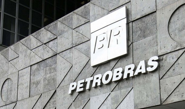 RJ - MOVIMENTAÇÃO/PETROBRAS - GERAL - Movimentação em frente ao prédio da Petrobras localizado na Avenida Republica do Chile, n° 65, no centro do Rio de Janeiro, na manhã desta terça-feira (01). 01/04/2014 - Foto: ALE SILVA/FUTURA PRESS/FUTURA PRESS/ESTAD
