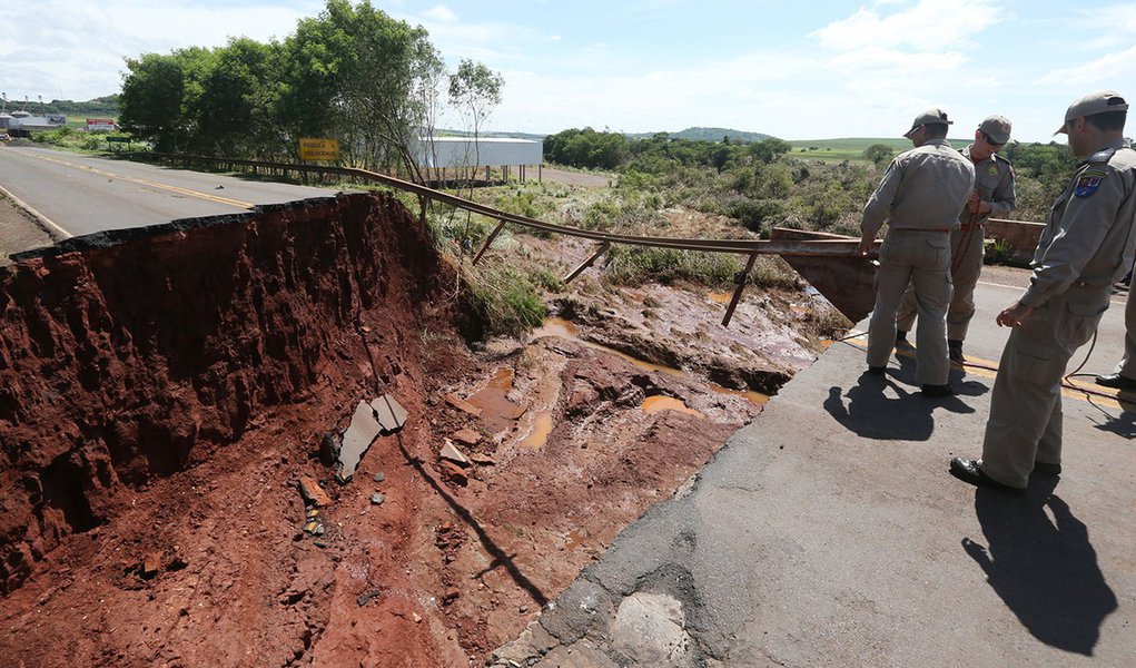 Governador Beto Richa avalia os estragos causados pelas chuvas na região do Rio Pirapó, na divisa dos municípios Iguaraçu e Maringá. Iguaraçu, 14/01/2016. Foto: Orlando Kissner/ANPr