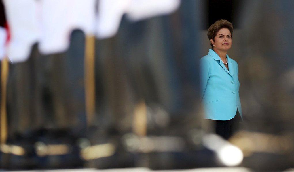 Presidente Dilma Rousseff aguarda a chanceler alemÃ£, Angela Merkel, no PalÃ¡cio do Planalto, em BrasÃ­lia, nesta quinta-feira. 20/08/2015 REUTERS/Adriano Machado