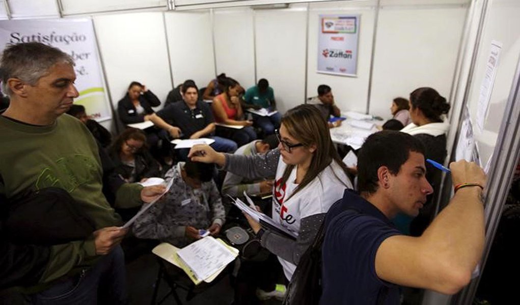 Pessoas preenchem fichas de emprego em SÃ£o Paulo. 11/05/2015 REUTERS/Paulo Whitaker