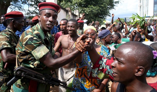 PopulaÃ§Ã£o comemora em Bujumbura, Burundi. 13/5/2015 REUTERS/Goran Tomasevic