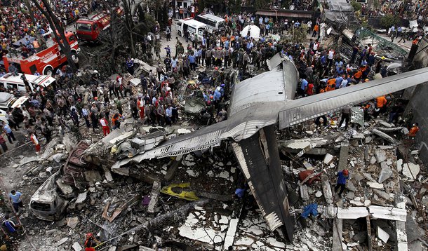 ForÃ§as de seguranÃ§a examinando os destroÃ§os da aeronave C-130 Hercules, na cidade de Medan, na IndonÃ©sia. 30/06/2015 REUTERS/Roni Bintang