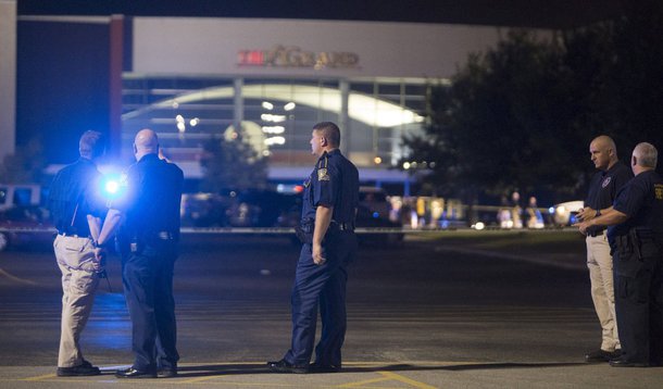 Policiais na cena do crime em Lafayette, nos Estados Unidos. 23/07/2015 REUTERS/Lee Celano