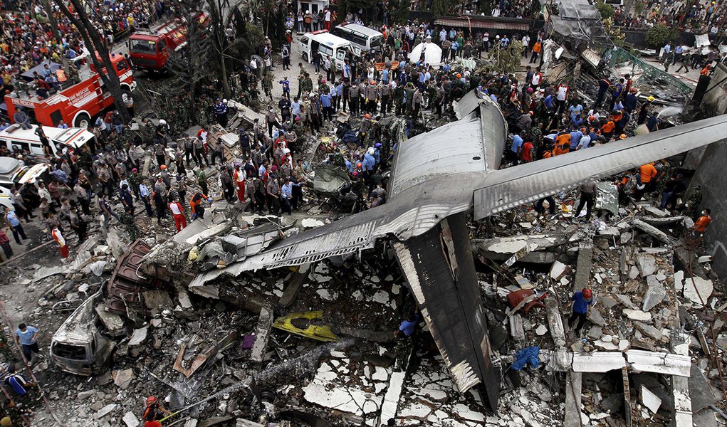 ForÃ§as de seguranÃ§a examinando os destroÃ§os da aeronave C-130 Hercules, na cidade de Medan, na IndonÃ©sia. 30/06/2015 REUTERS/Roni Bintang