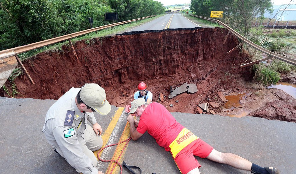 Governador Beto Richa avalia os estragos causados pelas chuvas na região do Rio Pirapó, na divisa dos municípios Iguaraçu e Maringá. Iguaraçu, 14/01/2016. Foto: Orlando Kissner/ANPr