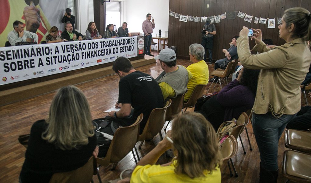 04/09/2015 - PORTO ALEGRE, RS, BRASIL - Reunião com as categorias do funcionalismo para decidir os rumos da greve. Foto: Guilherme Santos/Sul21