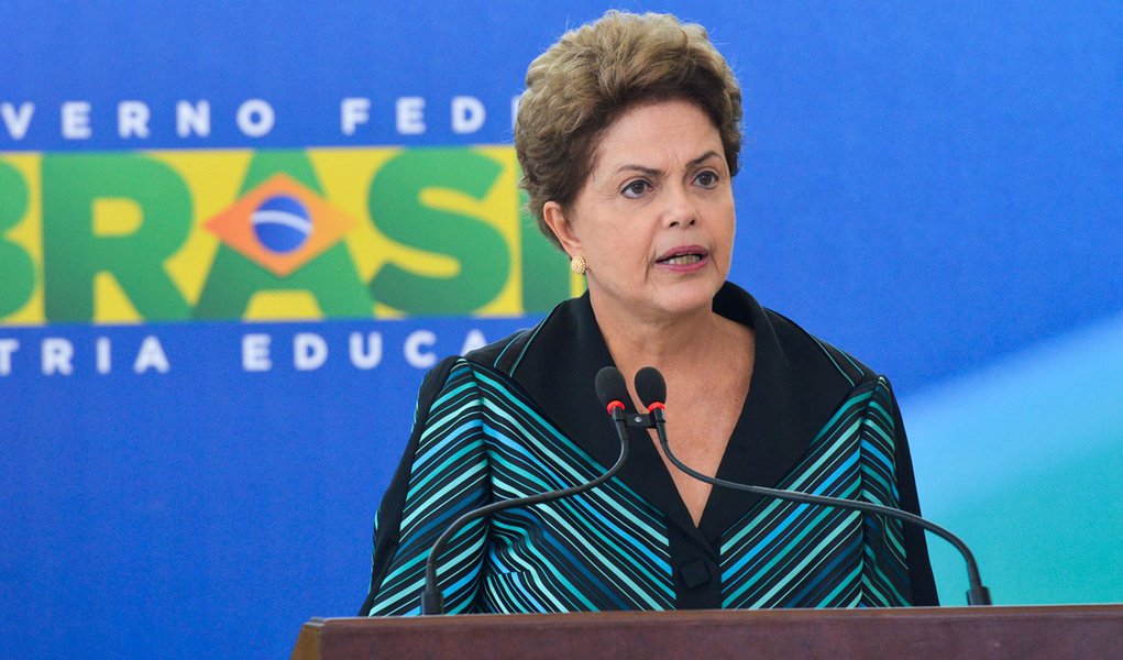 A presidenta Dilma Rousseff dÃ¡ posse ao novo ministro da EducaÃ§Ã£o, Renato Janine Ribeiro (Antonio Cruz/AgÃªncia Brasil)