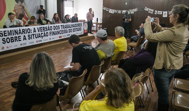 04/09/2015 - PORTO ALEGRE, RS, BRASIL - Reunião com as categorias do funcionalismo para decidir os rumos da greve. Foto: Guilherme Santos/Sul21