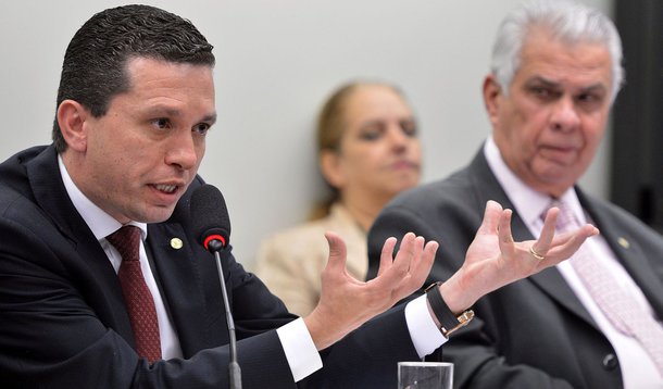 Brasília - O relator do Conselho de Ética da Câmara, deputado Fausto Pinato, e o presidente, deputado José Carlos Araújo, durante reunião sobre Eduardo Cunha (Antonio Cruz/Agência Brasil)
