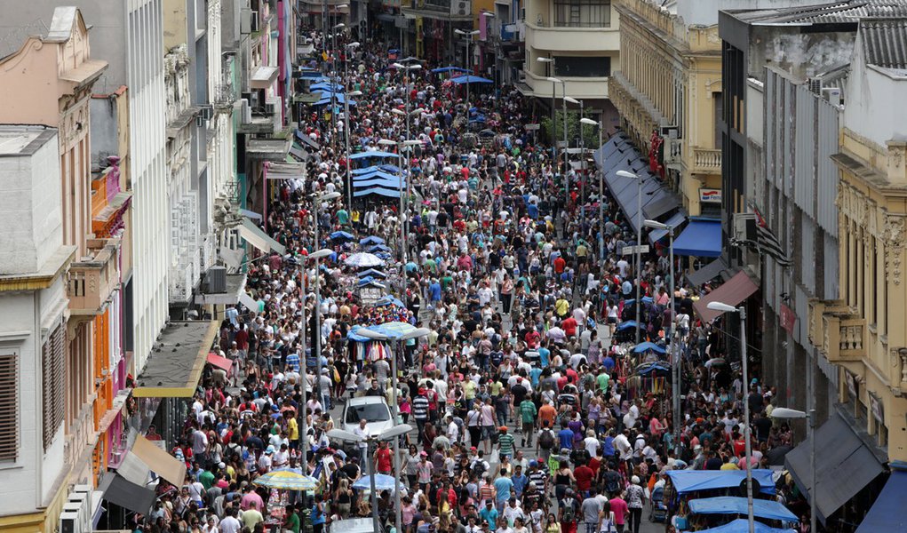 São Paulo- SP, 23/12/2013- Movimento de consumidores na região da rua 25 de março, tradicional centro do comercio popular da cidade, na véspera do natal.