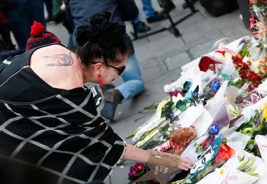 Mulher com tatuagem de Ziggy Stardust visita memorial para David Bowie em Brixton, no sul de Londres. 11/01/2016 REUTERS/Stefan Wermuth