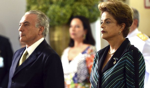 Brasília - A presidenta Dilma Rousseff e o vice-presidente, Michel Temer, participam da solenidade onde recebem os cumprimentos de oficiais-generais no Clube do Exército (Antonio Cruz/Agência Brasil)