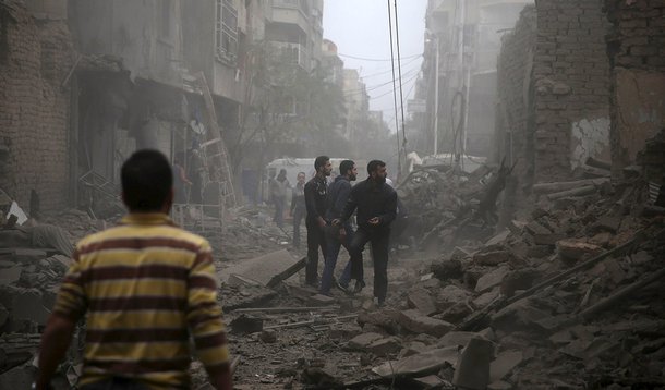Moradores olhando destroÃ§os em Damasco, SÃ­ria. 29/10/2015 REUTERS/Bassam Khabieh