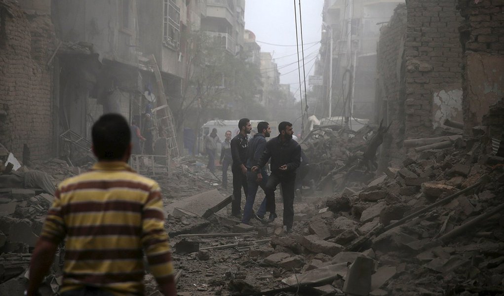 Moradores olhando destroÃ§os em Damasco, SÃ­ria. 29/10/2015 REUTERS/Bassam Khabieh