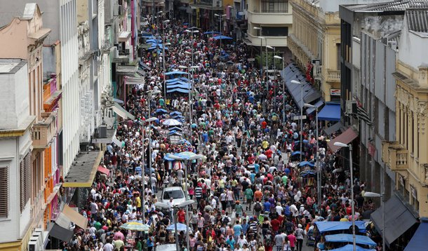 São Paulo- SP, 23/12/2013- Movimento de consumidores na região da rua 25 de março, tradicional centro do comercio popular da cidade, na véspera do natal.