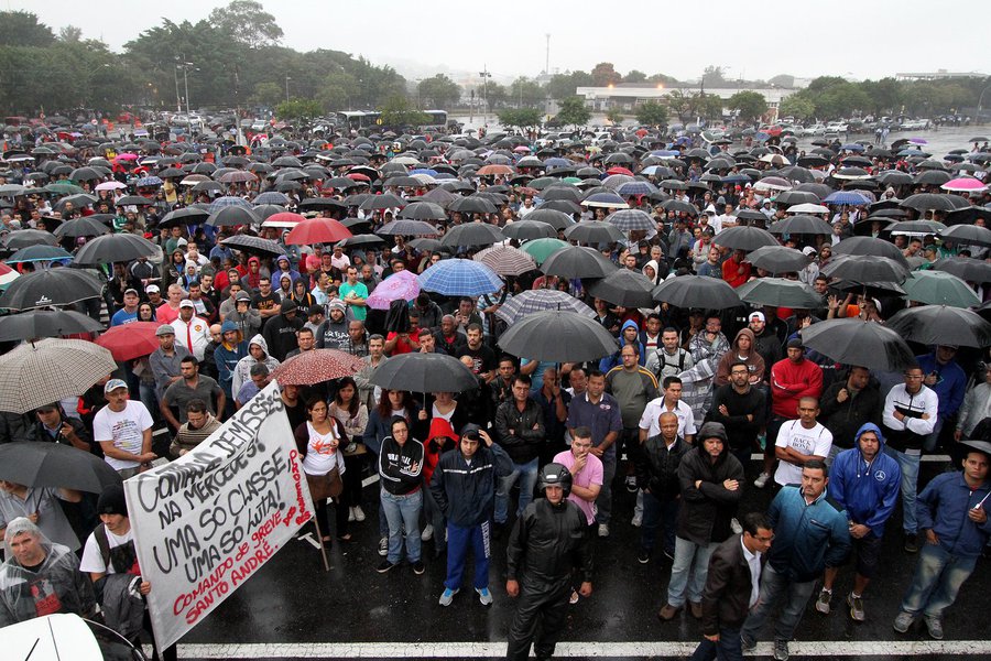 22/04/2015- São Paulo-  Funcionários da Mercedes-Benz entraram em greve nesta quarta-feira (22) por tempo indeterminado, em resposta à demissão de 500 dos 750 trabalhadores que estavam com os contratos suspensos até 30 de abril.Muitos deles estavam afasta