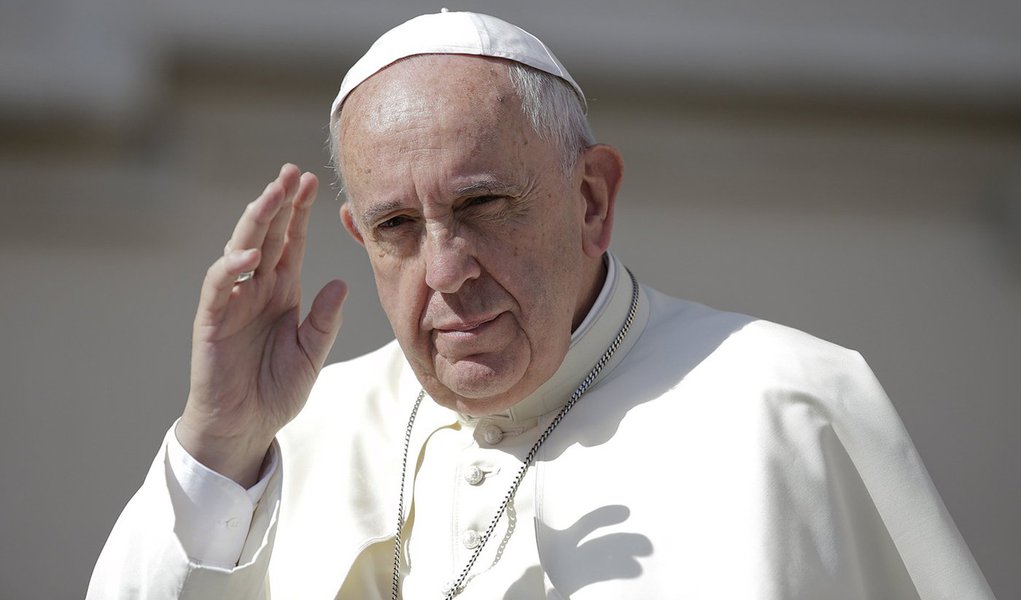 Papa Francisco acena em audiÃªncia no Vaticano.  17/6/2015.  REUTERS/Max Rossi