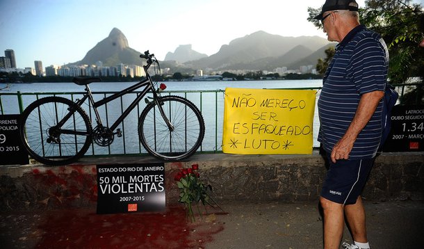 Protesto da ONG Rio de Paz pela morte do mÃ©dico Jaime Gold, 56 anos, esfaqueado em um assalto na Lagoa Rodrigo de Freitas, quando passeava de bicicleta (Fernando FrazÃ£o/AgÃªncia Brasil)
