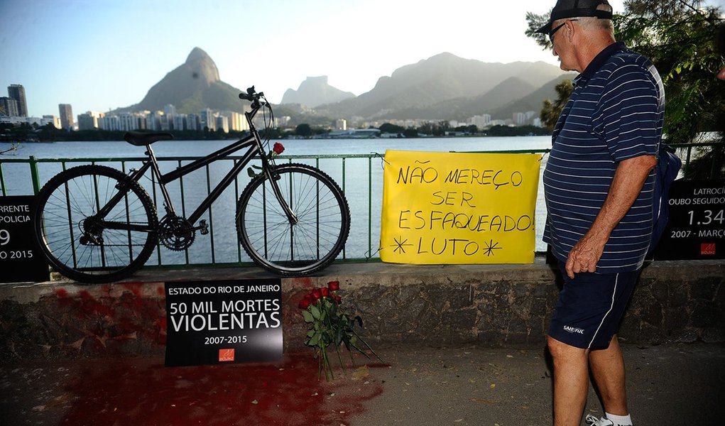 Protesto da ONG Rio de Paz pela morte do mÃ©dico Jaime Gold, 56 anos, esfaqueado em um assalto na Lagoa Rodrigo de Freitas, quando passeava de bicicleta (Fernando FrazÃ£o/AgÃªncia Brasil)