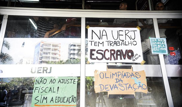 Rio de Janeiro - Alunos da Universidade do Estado do Rio de Janeiro (UERJ) mantém ocupação e impedem alunos, funcionários e professores de entraram na unidade e retornarem às aulas (Tânia Rêgo/Agência Brasil)