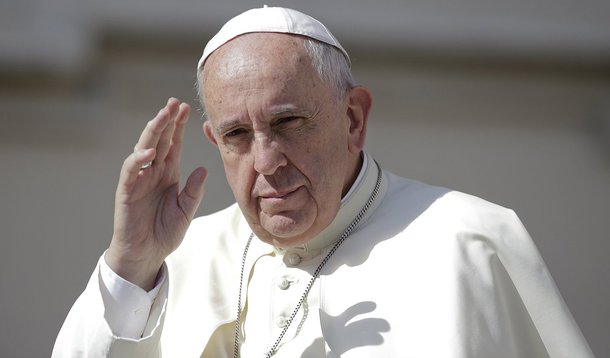 Papa Francisco acena em audiÃªncia no Vaticano.  17/6/2015.  REUTERS/Max Rossi