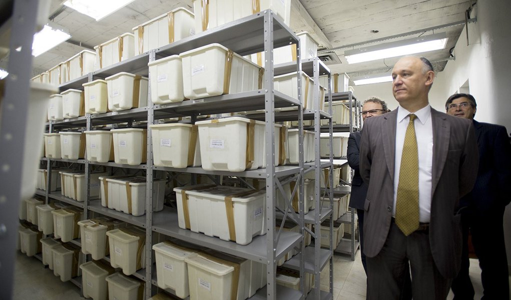 O ministro da Secretaria dos Direitos Humanos da Presidência da República (SDH/PR), Pepe Vargas, visita local onde estão armazenadas as Ossadas de Perus (Marcelo Camargo/Agência Brasil)