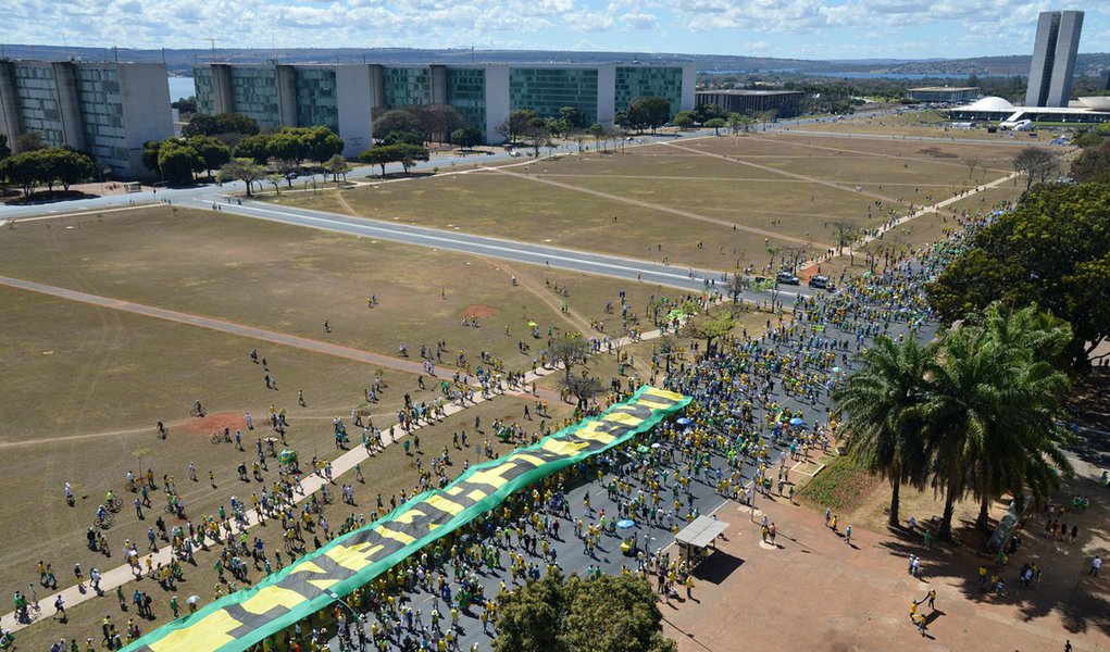 Manifesta��o na Esplanada dos Minist�rios (Antonio Cruz/Ag�ncia Brasil)