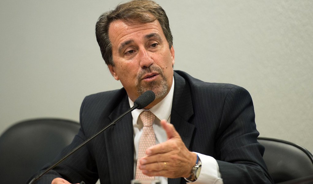 O ministro da Integração Nacional, Gilberto Magalhães Occhi, participa de audiência pública conjunta e interativa para falar sobre as obras de transposição do Rio São Francisco (Marcelo Camargo/Agência Brasil)