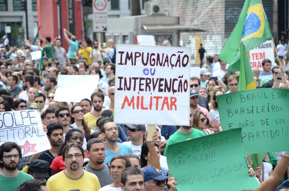 SP -  MANIFESTA��O CONTRA DILAMA E PT/SP - POL�TICA - Milhares de pessoas de diversos   movimentos sociais, n�o contentes com a   reelei��o da presidenta Dilma Roussef,   PT se reuniram no v�o livre do MASP, na   avenida Paulista, em S�o Paulo, nesta   ta