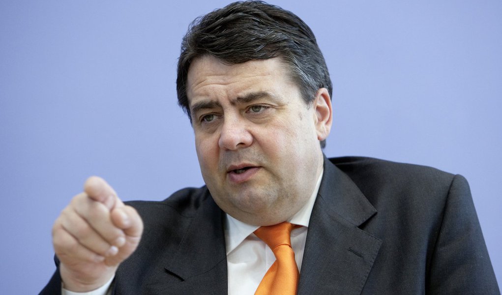  Bundespressekonferenz: Gemeinsame Klimaschutzinitiative von BMU und vzbv fuer Verbraucher. Mit Sigmar Gabriel, BMU, und Gerd Billen, vzbv. Berlin , 30.03.2009 , Copyright: Thomas Koehler/ photothek.net  [Tel. +492195932470, www. photothek .net. Jegliche 