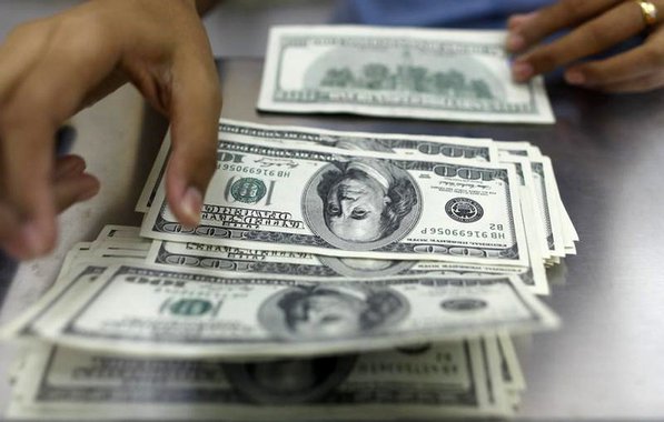 Mulher conta notas de dÃ³lar norte-americano em Yangon, Mianmar. 23/05/2013 REUTERS/Soe Zeya Tun