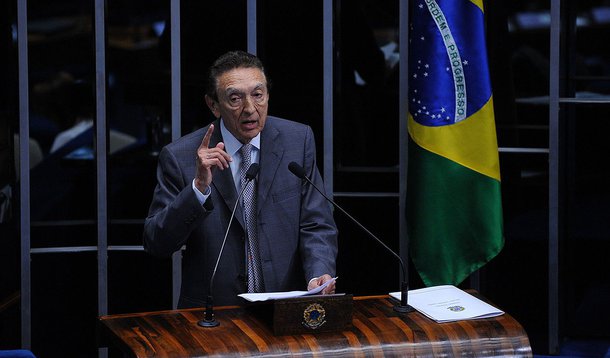 12/03/2015- Brasília- DF, Brasil- O senador Edson Lobão faz pronunciamento para se defender da inclusão de seu nome na lista do procurador Rodrigo Janot. Foto: Fabio Rodrigues Pozzebom/ Agência Brasil