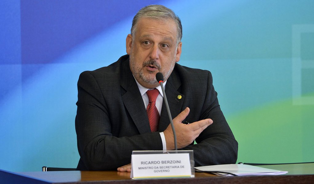 Bras�lia - O ministro da Secretaria de Governo, Ricardo Berzoini, fala a imprensa ap�s reuni�o de coordena��o com a presidenta, Dilma Rousseff (Antonio Cruz/Ag�ncia Brasil)