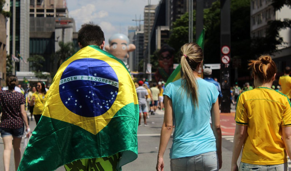 13/12/2015- São Paulo- SP, Brasil- Manisfestantes reúnem-se na avenida Paulista, em ato contra o governo Dilma Rousseff. Foto: André Tambucci/ Fotos Públicas