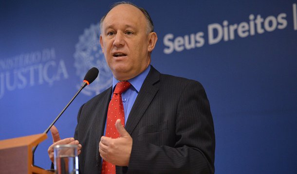 O ministro-chefe da Secretaria de Direitos Humanos, Pepe Vargas fala em coletiva sobre a redução da maioridade penal (José Cruz/Agência Brasil)