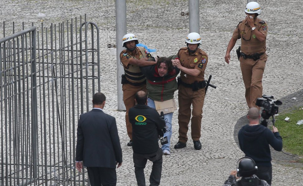 Curitiba- PR- Brasil-29/04/2015- Portesto de professores em greve, por conta da reforma previdenciária para os servidores públicos da educação do estado. Houve confronto entre policiais e manifestantes. Foto: Orlando Kissner/ Fotos Públicas