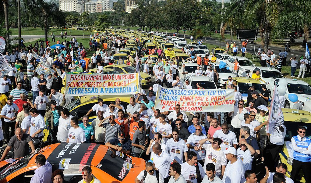 Os taxistas do município do Rio de Janeiro fazem uma grande manifestação contra o aplicativo de carona remunerada Uber em frente ao Monumento aos Pracinhas, no Parque do Flamengo (Tânia Regô/Agencia Brasil)