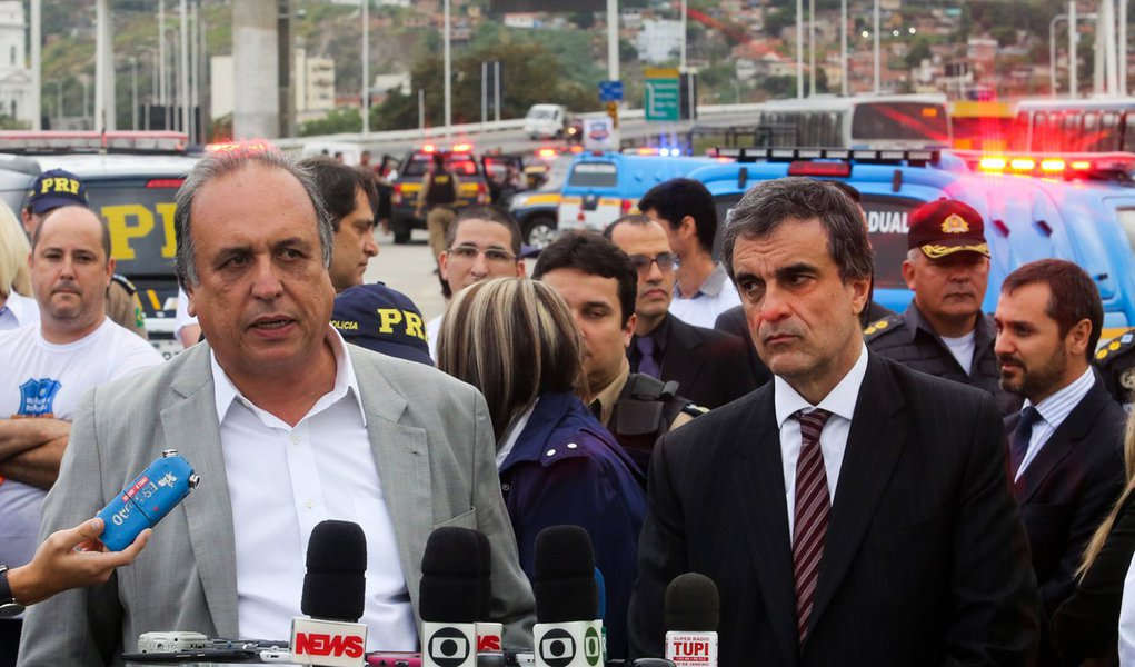 22.07.2015 - Rio de Janeiro - RJ - Governador Luiz Fernando Pezão e o ministro da Justiça, José Eduardo Cardozo, apresentam o primeiro balanço da Operação Brasil Integrado, na Ponte Rio-Niterói. Foto: Carlos Magno.