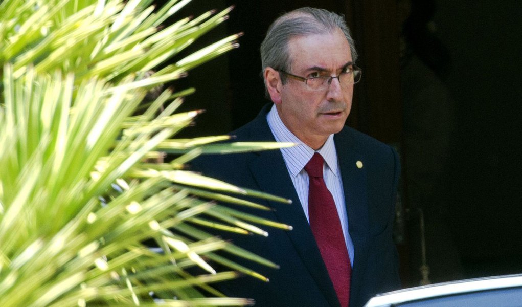 Bras�lia - O presidente da C�mara dos Deputados, Eduardo Cunha, sai de casa ap�s opera��o de busca e apreens�o em sua resid�ncia (Marcelo Camargo / Ag�ncia Brasil)