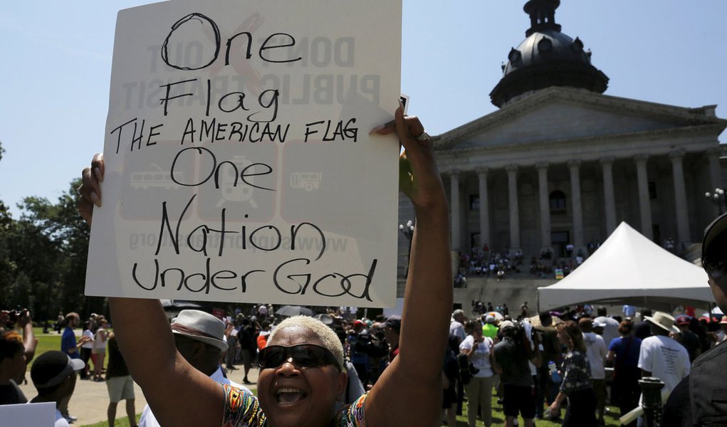 Sonya Anderson, que defende a remoÃ§Ã£o da bandeira dos confederados da sede do governo da Carolina do Sul, participa de protesto em Columbia, nos Estados Unidos, nesta terÃ§a-feira. 23/06/2015 REUTERS/Brian Snyder