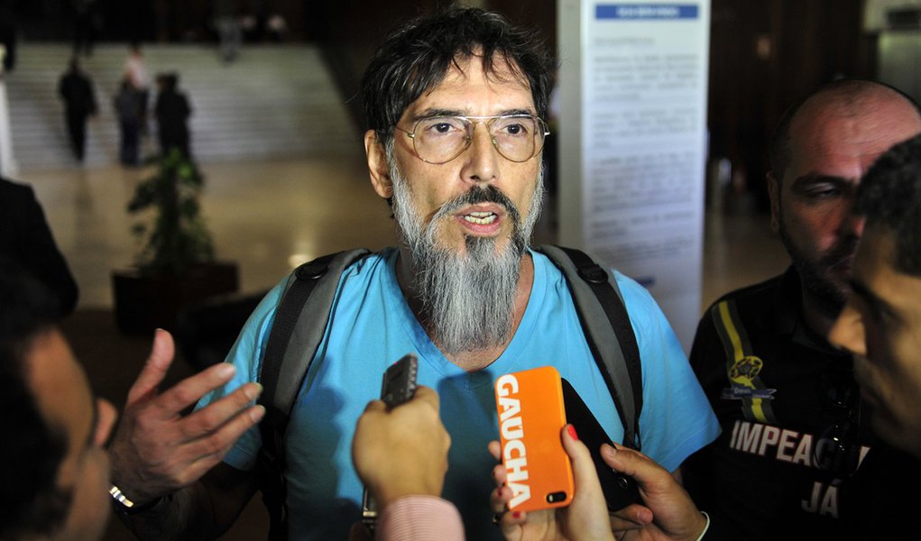 Brasília- DF- Brasl- 03/12/2014- Manifestantes tentam entrar na Câmara. Na foto, em destaque, o cantor Lobão. Foto: Laycer Tomaz/ Câmara dos Deputados