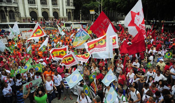 Rio de Janeiro- RJ- Brasil- 13/03/2015- Manifestantes reunidos na Cinelândia, centro do Rio, fazem ato em defesa da Petrobras e da presidenta Dilma Rousseff (Tomaz Silva/Agência Brasil)