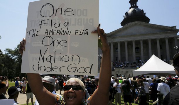 Sonya Anderson, que defende a remoÃ§Ã£o da bandeira dos confederados da sede do governo da Carolina do Sul, participa de protesto em Columbia, nos Estados Unidos, nesta terÃ§a-feira. 23/06/2015 REUTERS/Brian Snyder