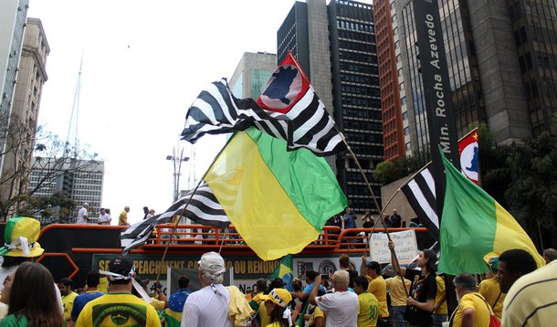 São Paulo- SP- Brasil- 16/08/2015- Manifestação contra o governo Dilma, na avenida Paulista. Na foto, manifestantes em dispersão, descendo a rua da Consolação, no sentido centro. Foto: André Tambucci/ Fotos Públicas