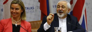 Chefe de PolÃ­tica Externa da UniÃ£o Europeia, Federica Mogherini (esquerda), e chanceler iraniano, Mohammad Javad Zarif, durante sessÃ£o em Viena. 14/07/2015 REUTERS/Leonhard Foeger
