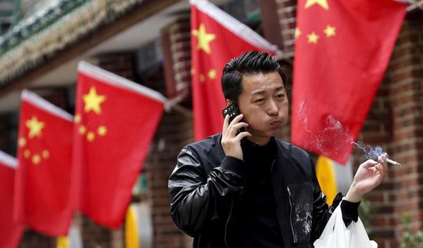 Homem em frente bandeira nacional da China, em Pequim. 11/05/2015 REUTERS/Kim Kyung-Hoon